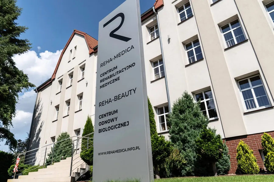 Pylon Reha Medica z oznaczeniem Reha-Beauty przed budynkiem przy ul. Kościuszki 57